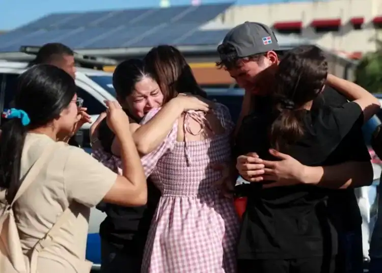 La gente llora y se abraza cerca del club nocturno Jet Set en Santo Domingo