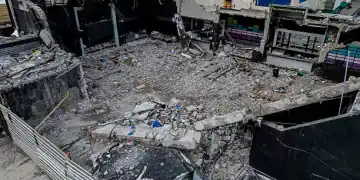 Esta vista aérea muestra el área limpia del colapso del techo en el club nocturno Jet Set en Santo Domingo el 11 de abril de 2025. Los dominicanos afligidos comenzaron a celebrar funerales para seres queridos que estaban entre al menos 220 personas asesinadas en el colapso de un club nocturno, incluso cuando docenas permanecieron sin contar. (Foto de MARTIN BERNETTI / AFP) (Foto de MARTIN BERNETTI/AFP vía Getty Images)