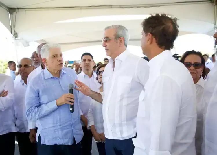 El presidente de la República, Luis Abinader, realizó este viernes una visita de supervisión a los trabajos de construcción de la Circunvalación de Baní