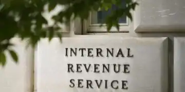 Letrero afuera del edificio del Servicio de Impuestos Internos de EEUU (IRS), el 4 de mayo de 2021, en Washington. (AP)