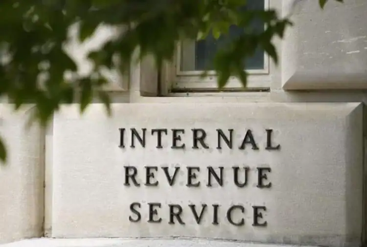Letrero afuera del edificio del Servicio de Impuestos Internos de EEUU (IRS), el 4 de mayo de 2021, en Washington. (AP)
