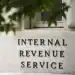 Letrero afuera del edificio del Servicio de Impuestos Internos de EEUU (IRS), el 4 de mayo de 2021, en Washington. (AP)