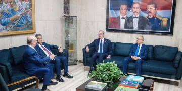 Luis Abinader se reunió con Hipólito Mejía, Leonel Fernández y Danilo Medina para analizar el impacto de la crisis haitiana en la seguridad y migración dominicanas.