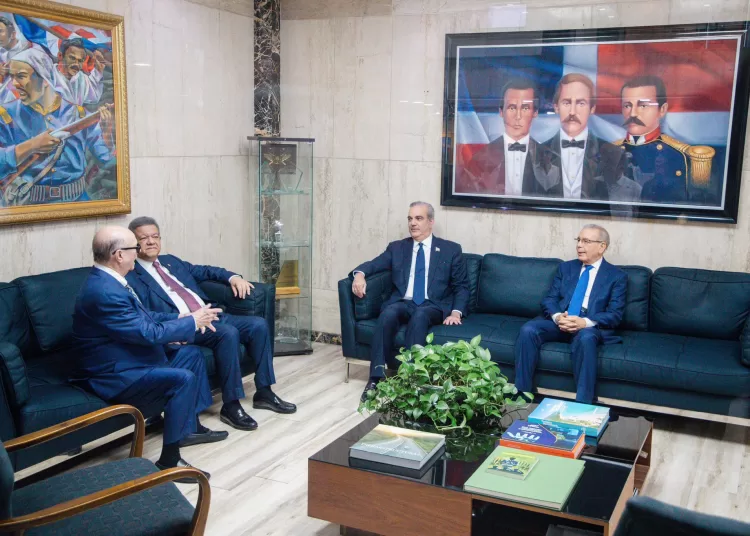Luis Abinader se reunió con Hipólito Mejía, Leonel Fernández y Danilo Medina para analizar el impacto de la crisis haitiana en la seguridad y migración dominicanas.