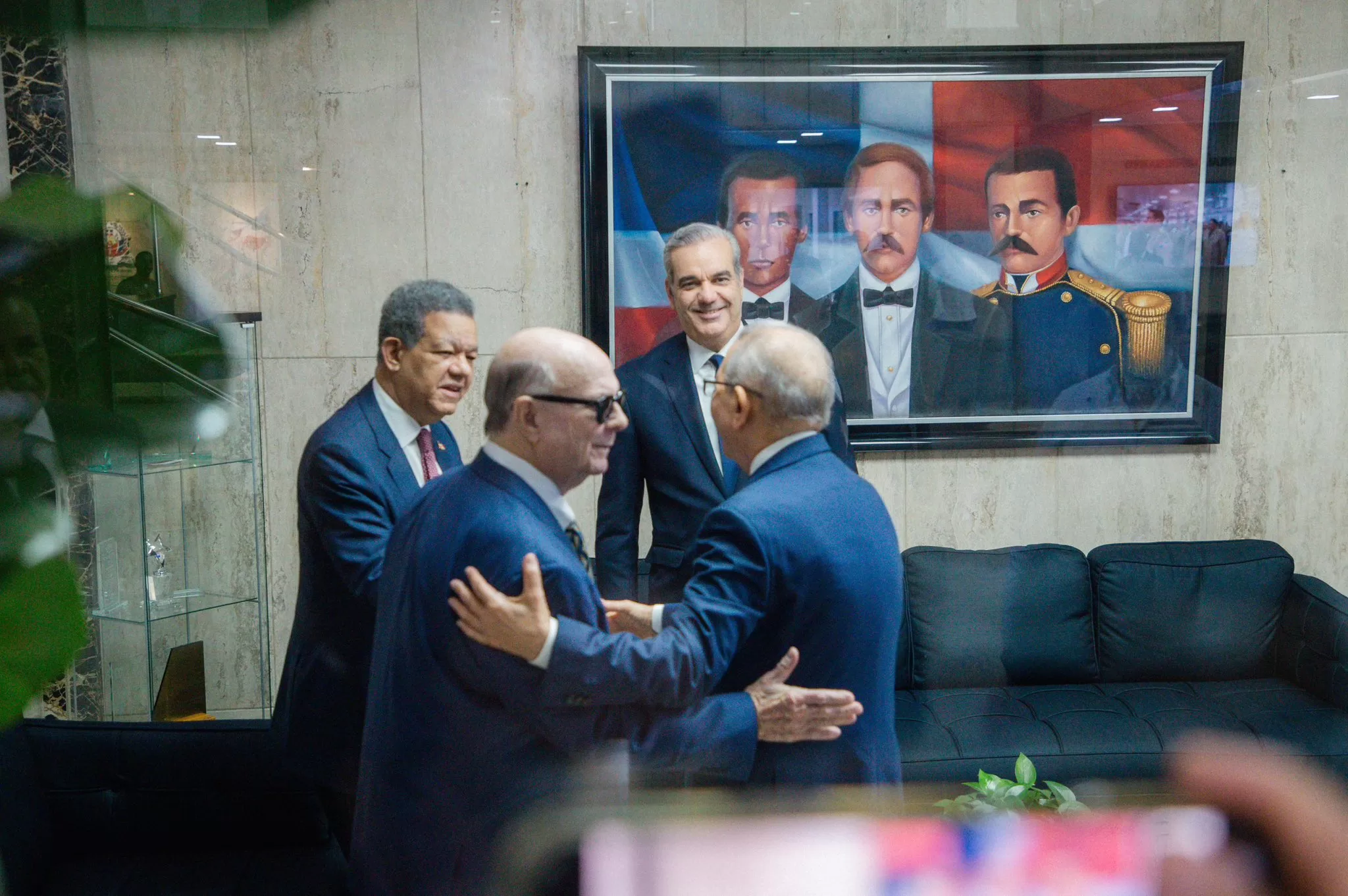 Luis Abinader se reunió con Hipólito Mejía, Leonel Fernández y Danilo Medina para analizar el impacto de la crisis haitiana en la seguridad y migración dominicanas.