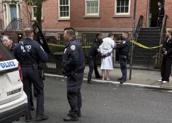 Policías de Nueva York arrestan a John Woeltz, acusado de secuestrar, atacar y retener a un hombre contra su voluntad por varias semanas en una lujosa casa de Manhattan, el viernes 23 de mayo de 2025, en Nueva York. (AP Foto/Kava Gorna vía AP)