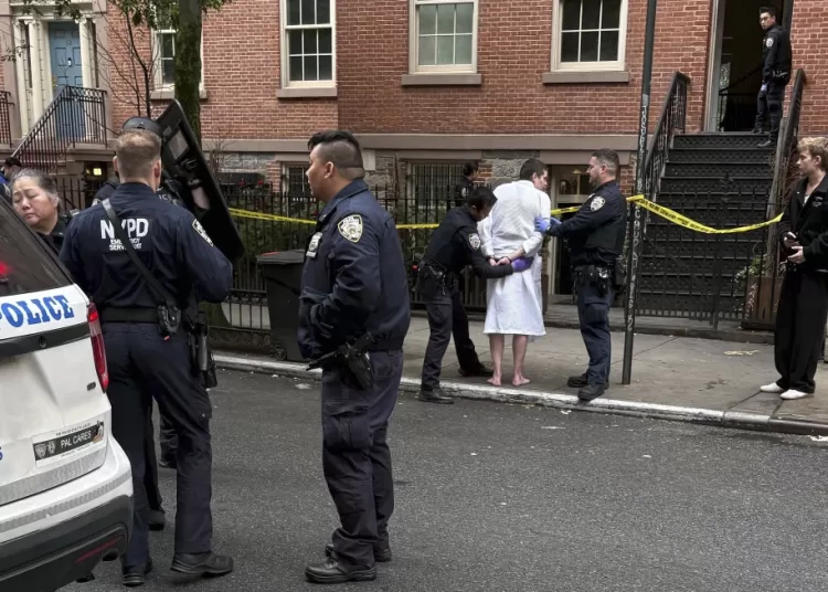 Policías de Nueva York arrestan a John Woeltz, acusado de secuestrar, atacar y retener a un hombre contra su voluntad por varias semanas en una lujosa casa de Manhattan, el viernes 23 de mayo de 2025, en Nueva York. (AP Foto/Kava Gorna vía AP)