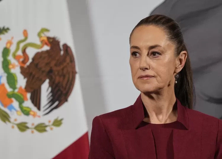 La presidenta mexicana, Claudia Sheinbaum, asiste a su conferencia de prensa matutina en el Palacio Nacional en la Ciudad de México, el 2 de abril de 2025. (AP Foto/Marco Ugarte, archivo)