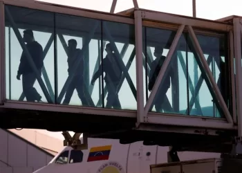 Migrantes venezolanos llegan tras ser deportados de Estados Unidos al Aeropuerto Internacional Simón Bolívar, en Venezuela (REUTERS/Leonardo Fernández Viloria)