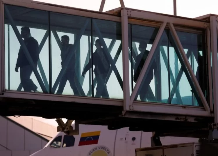 Migrantes venezolanos llegan tras ser deportados de Estados Unidos al Aeropuerto Internacional Simón Bolívar, en Venezuela (REUTERS/Leonardo Fernández Viloria)
