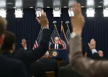US Federal Reserve Board Chairman Jerome Powell takes questions during a news conference following a Federal Open Market Committee meeting at the Federal Reserve in Washington, DC, on May 7, 2025. The US Federal Reserve on Wednesday announced another rate cut pause and warned of higher risks to its inflation and unemployment goals in a likely reference to President Donald Trump's tariffs. Policymakers voted unanimously to hold the US central bank's key lending rate at between 4.25 percent and 4.50 percent, the Fed said in a statement. (Photo by Brendan SMIALOWSKI / AFP)