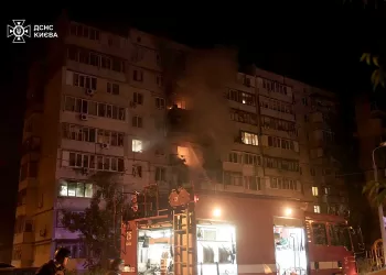 This handout photograph taken and released by the Ukrainian State Emergency Service press service on May 24, 2025, shows firefighters extinguishing a blaze in a residential building following Russian strike in Kyiv, amid Russian invasion in Ukraine. At least eight people were wounded in a drone and missile attack on Kyiv on May 24, 2025, city authorities said, just as Russia and Ukraine were in the middle of a major prisoner swap. The head of Kyiv's civil and military administration, Tymur Tkachenko, reported fires and fallen debris in several parts of the Ukrainian capital, after AFP journalists heard explosions overnight. (Photo by Handout / Ukrainian State Emergency Service Press Service / AFP) / RESTRICTED TO EDITORIAL USE - MANDATORY CREDIT "AFP PHOTO / UKRAINIAN STATE EMERGENCY SERVICE PRESS SERVICE" - HANDOUT - NO MARKETING NO ADVERTISING CAMPAIGNS - DISTRIBUTED AS A SERVICE TO CLIENTS