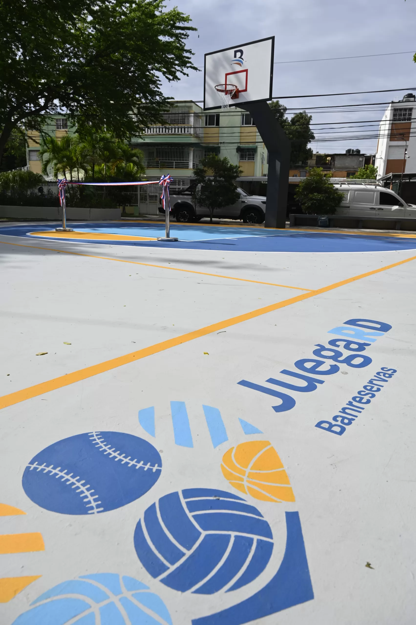 Banreservas entrega cancha Camila Henríquez en Mirador Norte como parte del programa deportivo Juega RD.
