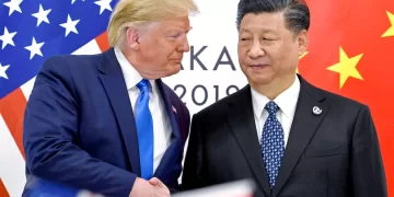Imagen de archivo del presidente de EEUU, Donald Trump, junto al presidente de China, Xi Jinping, durante la cumbre del G20 en Osaka, Japón, el 29 de junio de 2019 (AP Foto/Susan Walsh)