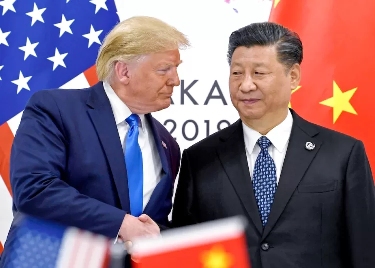 Imagen de archivo del presidente de EEUU, Donald Trump, junto al presidente de China, Xi Jinping, durante la cumbre del G20 en Osaka, Japón, el 29 de junio de 2019 (AP Foto/Susan Walsh)