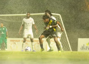 Copa LDF: Delfines y Cibao FC Toman Ventaja Bajo Lluvias y Suspenso