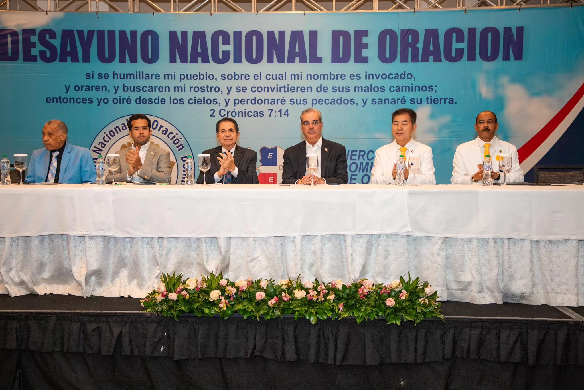 Luis Abinader y Omar Fernández junto al ejercito dominicano de oración 