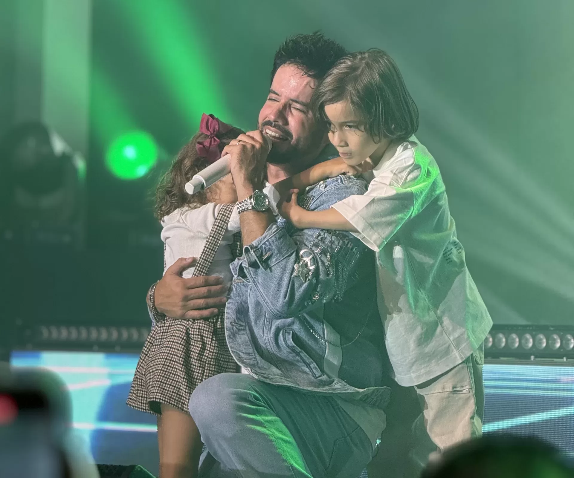 Manny Cruz y sus hijos en el concierto de homenaje a las madres Manny Cruz y sus hijos en el concierto de homenaje a las madres
