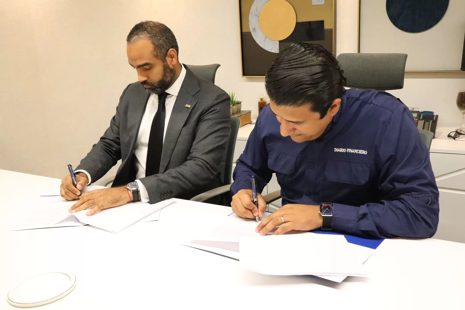 Samuel Sena (CODESSD) y Rubén Martínez (DIARIO FINANCIERO) Firman acuerdo de colaboración 