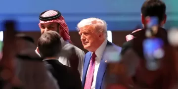 El príncipe heredero de Arabia Saudí, Mohamed bin Salmán (i), recibe al presidente de EE.UU., Donald Trump (c), con quien discute temas relevantes de Oriente Medio como Irán y Siria, este 13 de mayo de 2025, en Riad. EFE/Ali Haider