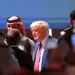 El príncipe heredero de Arabia Saudí, Mohamed bin Salmán (i), recibe al presidente de EE.UU., Donald Trump (c), con quien discute temas relevantes de Oriente Medio como Irán y Siria, este 13 de mayo de 2025, en Riad. EFE/Ali Haider