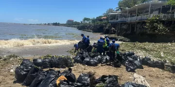 Brigadas del Distrito Nacional limpian playa afectada por arrastre del río Ozama