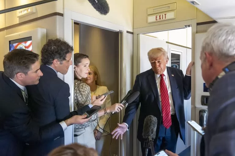 Trump habla con los medios durante el vuelo de Riad a Doha - Créditos: @Alex Brandon