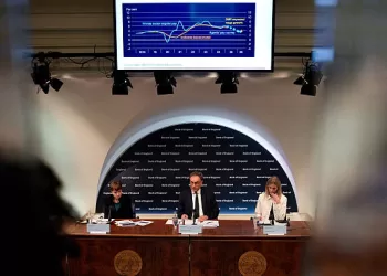 LONDON, ENGLAND - MAY 8: Bank of England Governor Andrew Bailey (C) speaks during the Monetary Policy Report press conference, with Clare Lombardelli (L) Deputy Governor for Monetary Policy, and Katie Martin (R), Head of Media and Stakeholder Engagement, at Bank Of England on May 8, 2025 in London, England. The Bank of England have announced a quarter of a per cent cut to UK interest rates to 4.25%. (Photo by Carlos Jasso - WPA Pool/Getty Images)