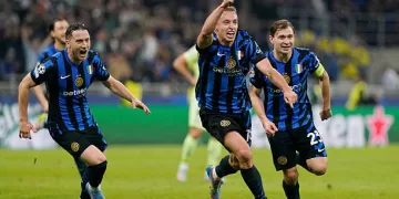 MILAN, ITALY - MAY 06:  Davide Frattesi of FC Internazionale celebrates his first goal during the UEFA Champions League 2024/25 Semi Final Second Leg match between FC Internazionale Milano and FC Barcelona at Giuseppe Meazza Stadium on May 06, 2025 in Milan, Italy. (Photo by Pier Marco Tacca/Getty Images)