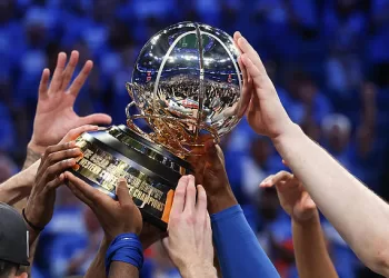 OKLAHOMA CITY, OKLAHOMA - MAY 28: The Oklahoma City Thunder raise the Oscar Robertson Trophy after defeating the Minnesota Timberwolves 124-94 in Game Five of the Western Conference Finals of the 2025 NBA Playoffs at Paycom Center on May 28, 2025 in Oklahoma City, Oklahoma. NOTE TO USER: User expressly acknowledges and agrees that, by downloading and or using this photograph, User is consenting to the terms and conditions of the Getty Images License Agreement. (Photo by Matthew Stockman/Getty Images)