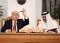 El presidente Donald J. Trump junto al Emir Sheikh Tamim bin Hamad al-Thani tras la rúbrica de un importante acuerdo de inversiones. BRENDAN SMIALOWSKI / AFP