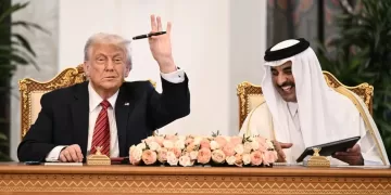 El presidente Donald J. Trump junto al Emir Sheikh Tamim bin Hamad al-Thani tras la rúbrica de un importante acuerdo de inversiones. BRENDAN SMIALOWSKI / AFP