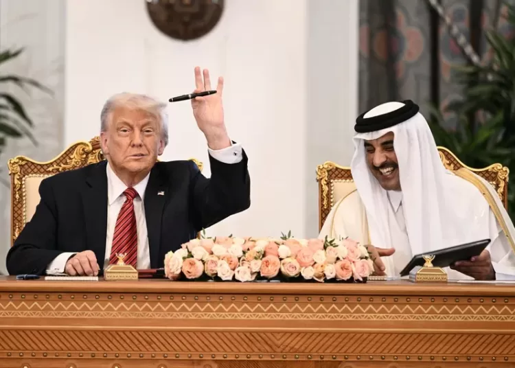 El presidente Donald J. Trump junto al Emir Sheikh Tamim bin Hamad al-Thani tras la rúbrica de un importante acuerdo de inversiones. BRENDAN SMIALOWSKI / AFP