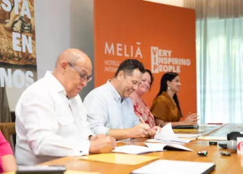 Mynor Espinoza, general manager de MHI en República Dominicana; Rafael Santos Badía, director general del INFOTEP realizan firma de acuerdo