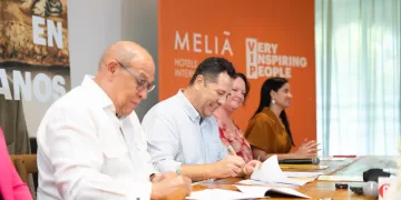 Mynor Espinoza, general manager de MHI en República Dominicana; Rafael Santos Badía, director general del INFOTEP realizan firma de acuerdo