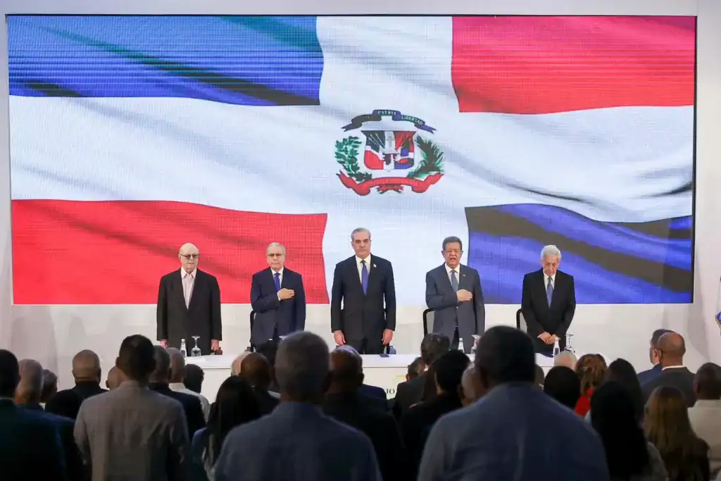 Luis Abinader, Hipólito Mejía, Danilo Medina y Leonel Fernández, y con el respaldo del Consejo Económico y Social (CES),