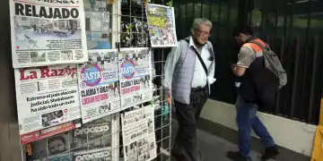 People walk past a newspaper stand the day after the election of judges in Mexico City on June 2, 2025. Mexican President Claudia Sheinbaum hit back Monday at criticism of her country's unprecedented election of judges, after most voters skipped a ballot that her opponents called a farce. (Photo by Alfredo ESTRELLA / AFP)