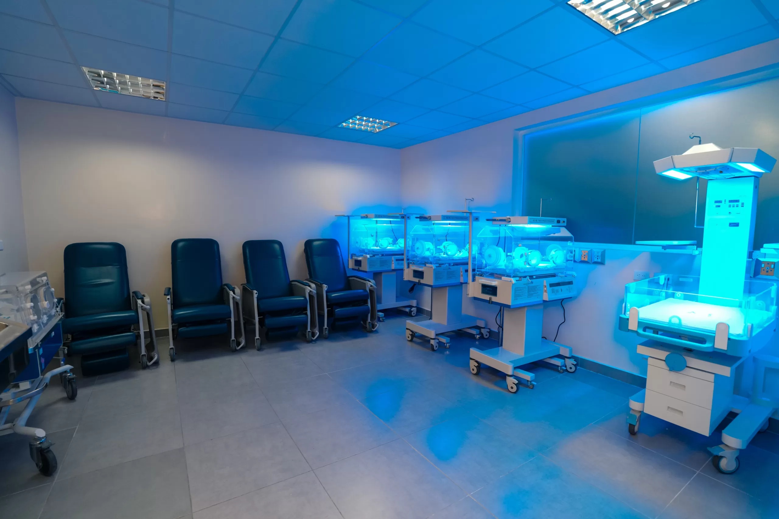 Las áreas intervenidas incluyen preparto, postparto, quirófanos, ginecología, sala de expulsivo, farmacia, sala de lactancia, áreas administrativas y pasillos, transformando la planta física y funcional en beneficio de las usuarias y del personal médico.