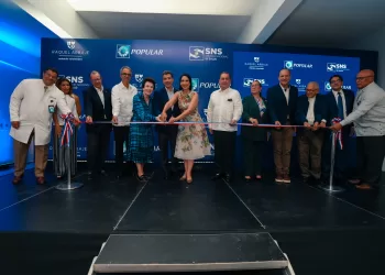 De izquierda a derecha, los señores Miguel Ortega, Betzabé Balbuena de Bermúdez, José Armando Bermúdez, José Mármol, Sonia Guzmán, Christopher Paniagua, Raquel Arbaje, Mario Lama, Rosa María Santos, Ulises Rodríguez, Valentín Reinoso, Bernardo Hilario y Cayetano Collado Cruz.