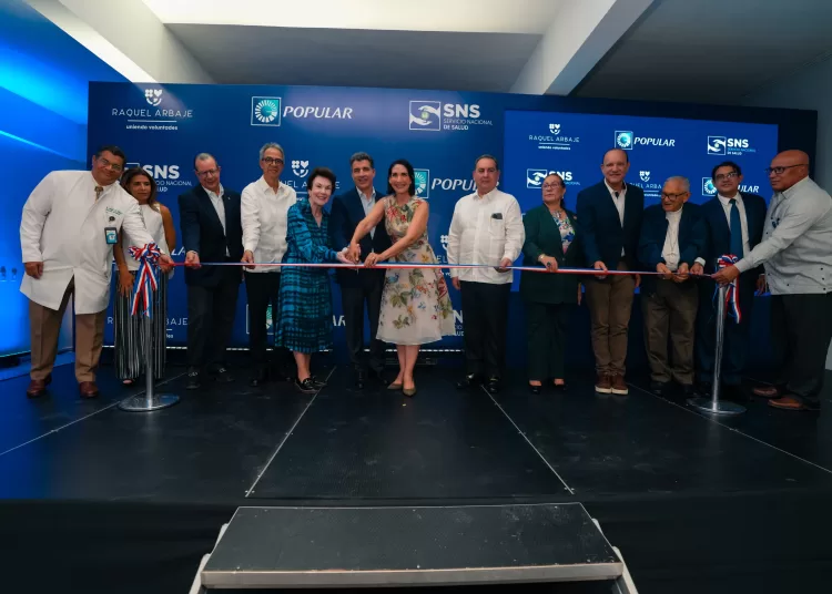 De izquierda a derecha, los señores Miguel Ortega, Betzabé Balbuena de Bermúdez, José Armando Bermúdez, José Mármol, Sonia Guzmán, Christopher Paniagua, Raquel Arbaje, Mario Lama, Rosa María Santos, Ulises Rodríguez, Valentín Reinoso, Bernardo Hilario y Cayetano Collado Cruz.