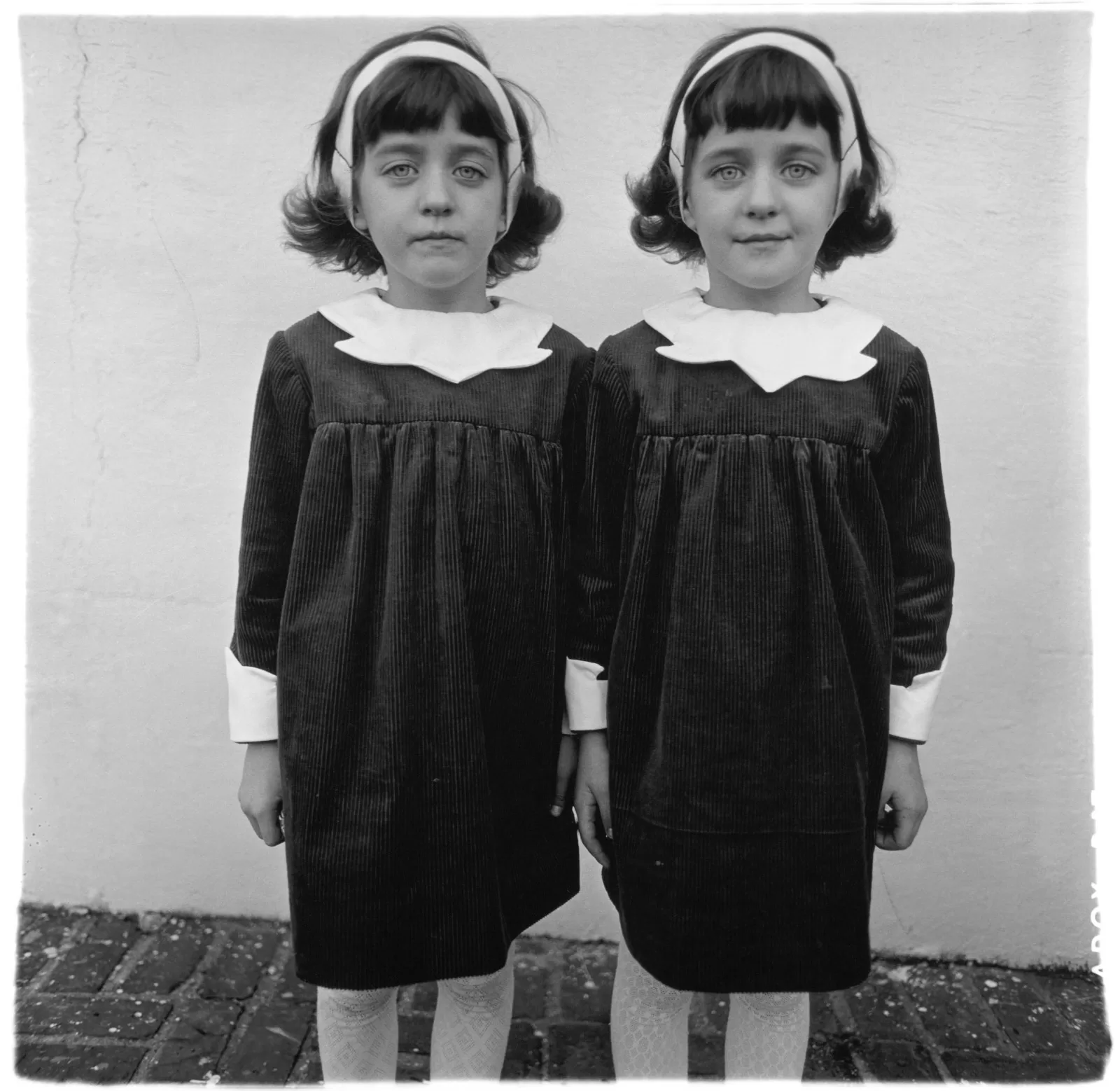 Diane-Arbus-Identical-Twins-Roselle-New-Jersey-1967-2-800x779@2x