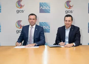 Eugene A. Rault Grullón y Carlos Santelises durante la rúbrica