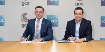 Eugene A. Rault Grullón y Carlos Santelises durante la rúbrica