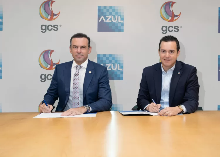 Eugene A. Rault Grullón y Carlos Santelises durante la rúbrica