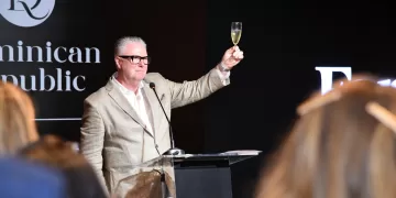 Michael Jalbert, CEO de Forbes Global Propertie brinda al final del acto