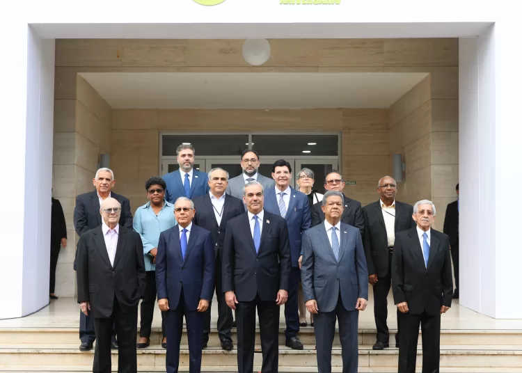 Luis Abinader, Hipólito Mejía, Danilo Medina y Leonel Fernández, y con el respaldo del Consejo Económico y Social (CES),