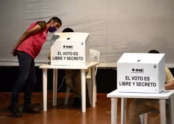MEXICO CITY, MEXICO - MAY 06: People in pre-trial detention cast a vote at a polling in the facility set up for early voting as part of the Concurrent Electoral Process 2023-2024 at Reclusorio Norte on May 06, 2024 in Mexico City, Mexico. It is the first time preventive prison detainees in the jail will get the opportunity for early voting in Mexico. The exercise of voting will grant this right to a nominal list of 1862 people, who will be able to elect the presidency of Mexico, Head of Government, Deputations to the Congress of the CDMX, and the mayor's office where the penitentiary center is located. (Photo by Haarón Álvarez/ObturadorMX/Getty Images)