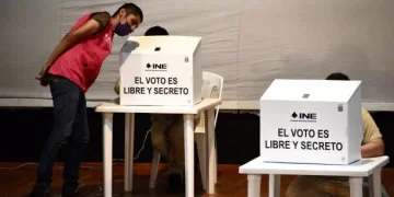 MEXICO CITY, MEXICO - MAY 06: People in pre-trial detention cast a vote at a polling in the facility set up for early voting as part of the Concurrent Electoral Process 2023-2024 at Reclusorio Norte on May 06, 2024 in Mexico City, Mexico. It is the first time preventive prison detainees in the jail will get the opportunity for early voting in Mexico. The exercise of voting will grant this right to a nominal list of 1862 people, who will be able to elect the presidency of Mexico, Head of Government, Deputations to the Congress of the CDMX, and the mayor's office where the penitentiary center is located. (Photo by Haarón Álvarez/ObturadorMX/Getty Images)