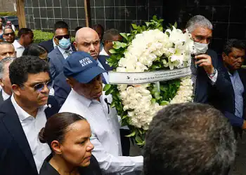 New York Mayor Eric Adams carries a wreath in front of the Jet Set night club in Santo Domingo on April 14, 2025. The death toll after the collapse of a discotheque roof in the Dominican Republic rose to 231 with the death of five other injured people who were in hospitals, the government said on April 14, 2025. (Photo by STRINGER / AFP) (Photo by STRINGER/AFP via Getty Images)