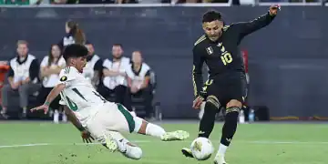 GLENDALE, ARIZONA - JUNE 28: Alexis Vega #10 of Mexico shoots against Ziyad Al-Johani #16 of Saudi Arabia during the second half of the 2025 CONCACAF Gold Cup quarterfinal match at State Farm Stadium on June 28, 2025 in Glendale, Arizona. (Photo by Jeremy Chen/Getty Images)